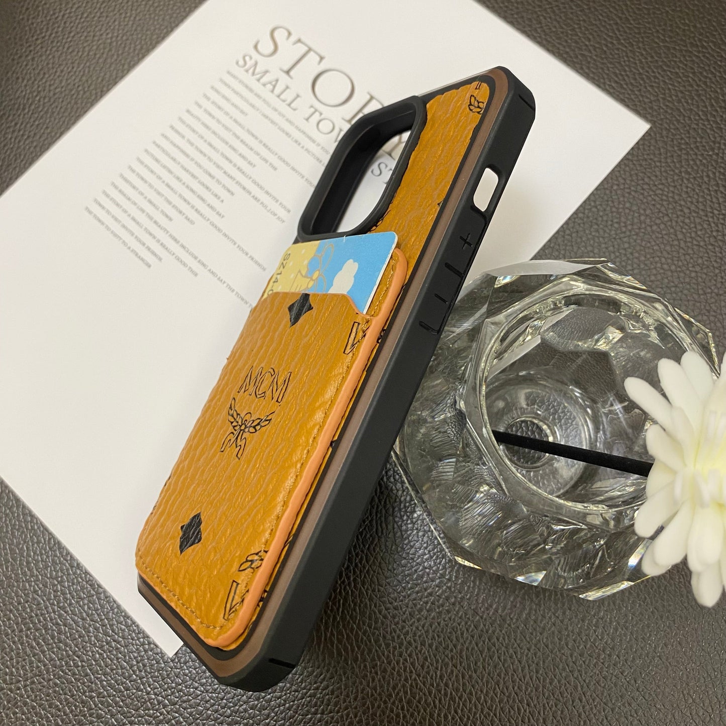 Pouzdro MCM iPhone s držákem karty žluté-MCK240603