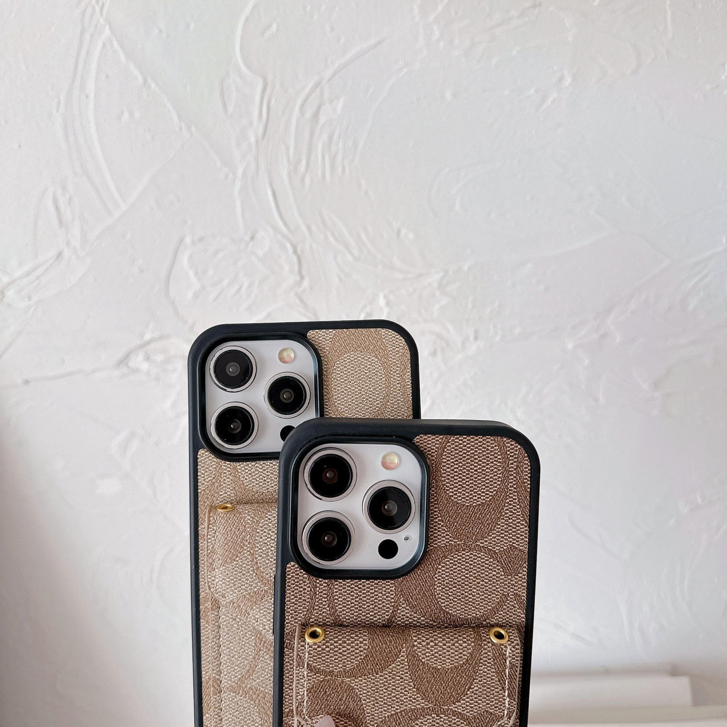 Capa clássica para iPhone com porta-cartões e alça marrom claro -SJ240513