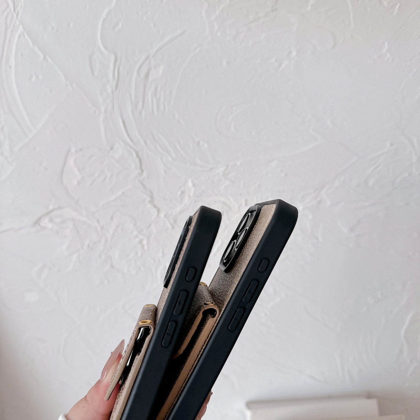Capa clássica para iPhone com porta-cartões e alça marrom claro -SJ240513