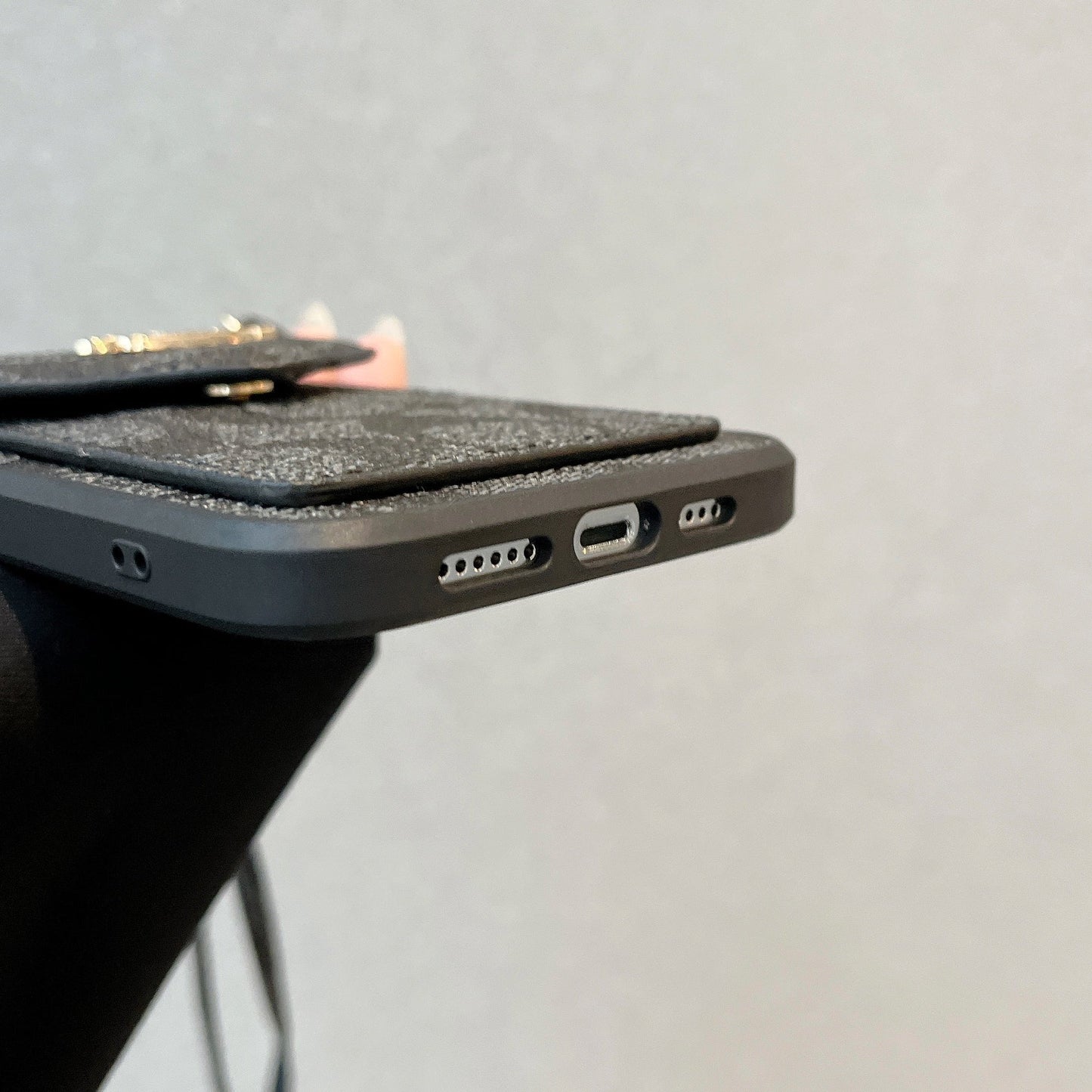 Capa clássica para iPhone com porta-cartões e alça preta clara -SJ240513