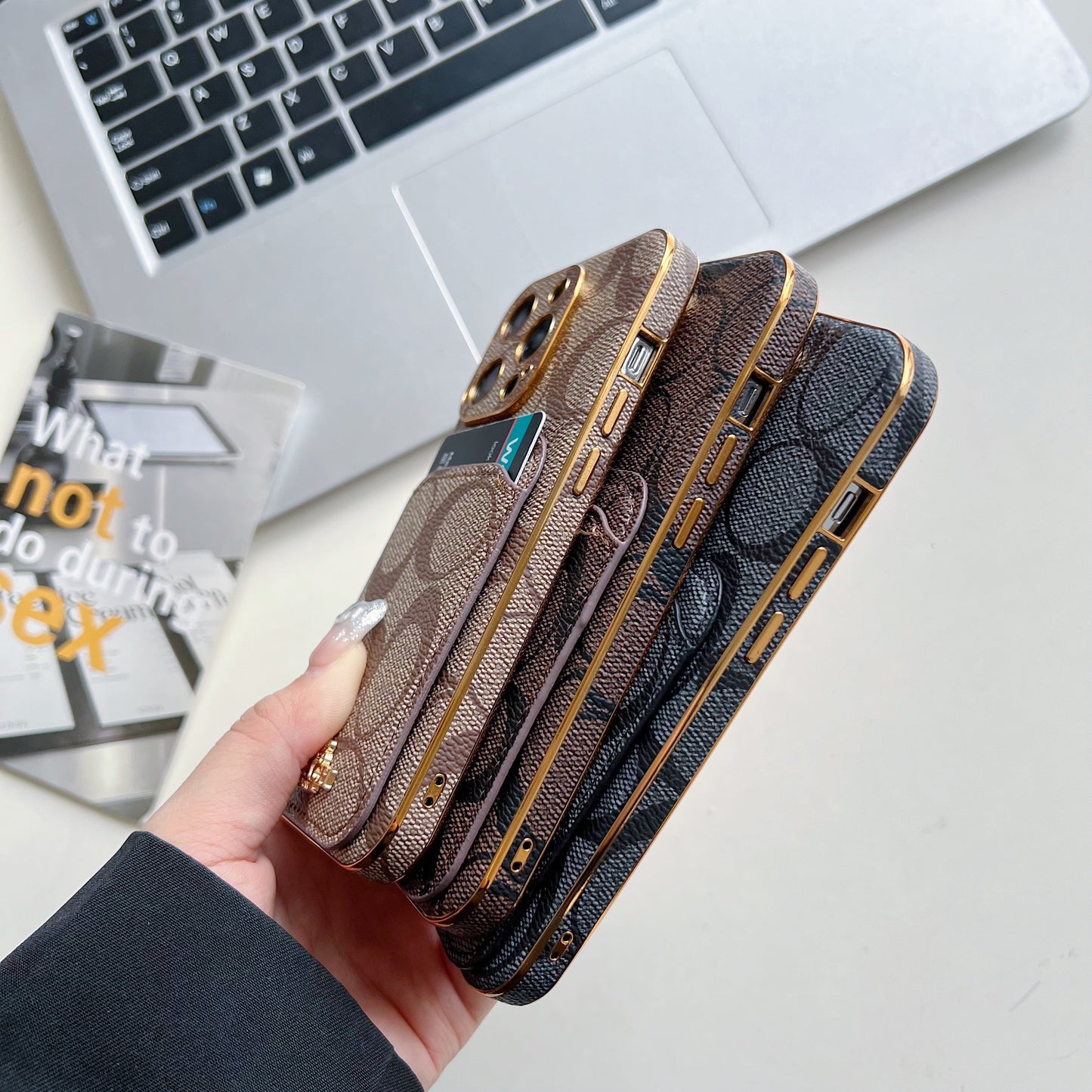 Klasické pouzdro na iPhone s držákem na kartu Coffee -KB241651