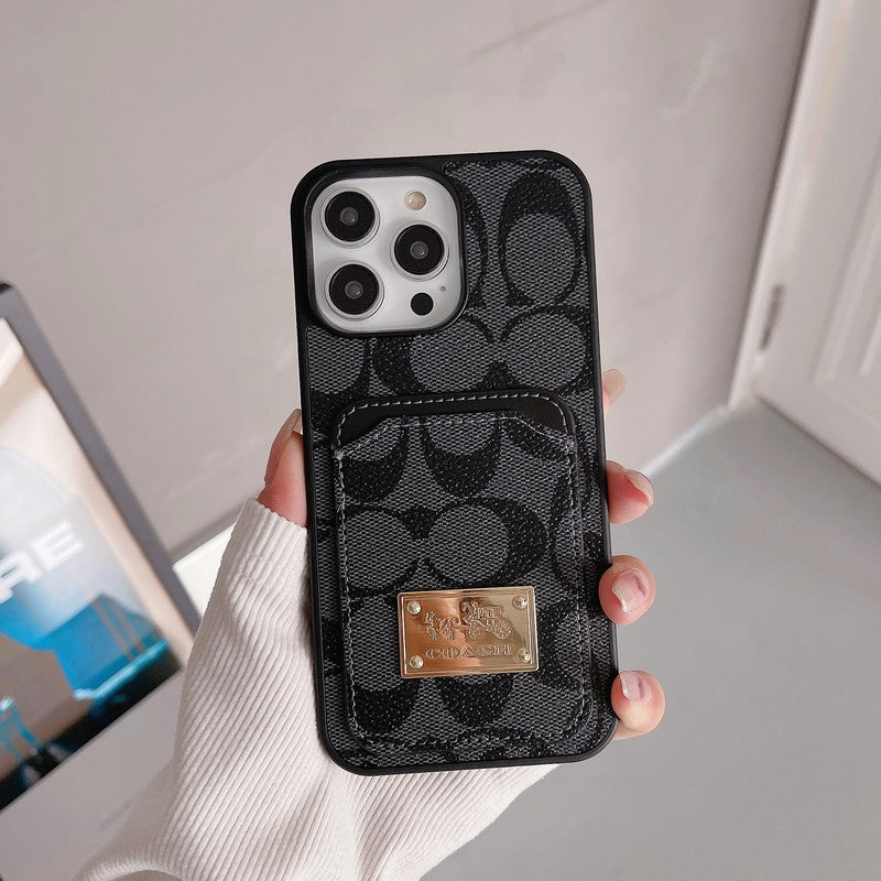 Skórzane etui na iPhone'a w klasycznej torbie na karty