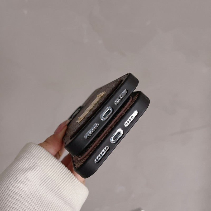 Skórzane etui na iPhone'a w klasycznej torbie na karty