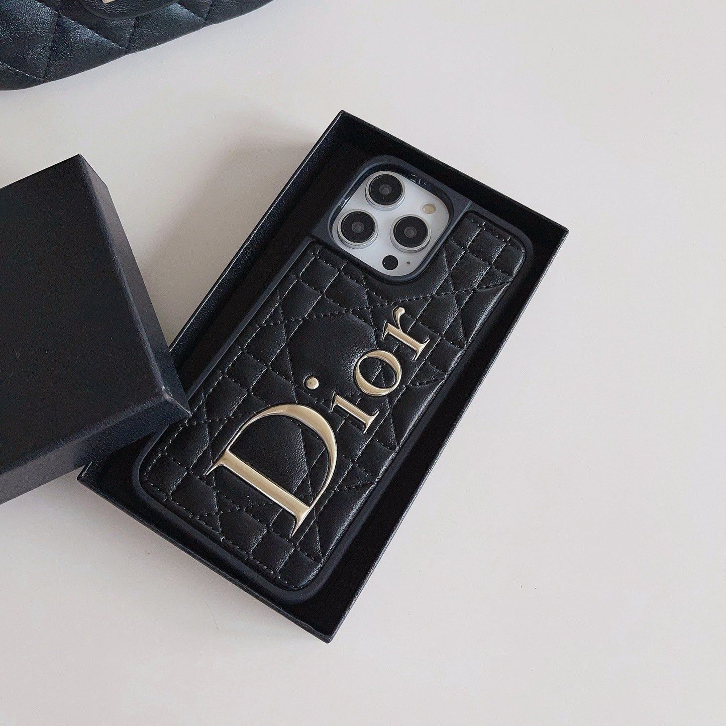 Custodia per iPhone in pelle con logo dorato alla moda