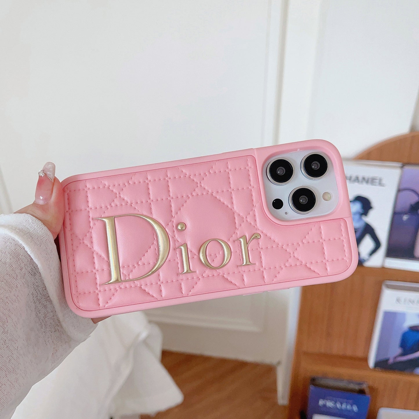 Custodia per iPhone in pelle con logo dorato alla moda