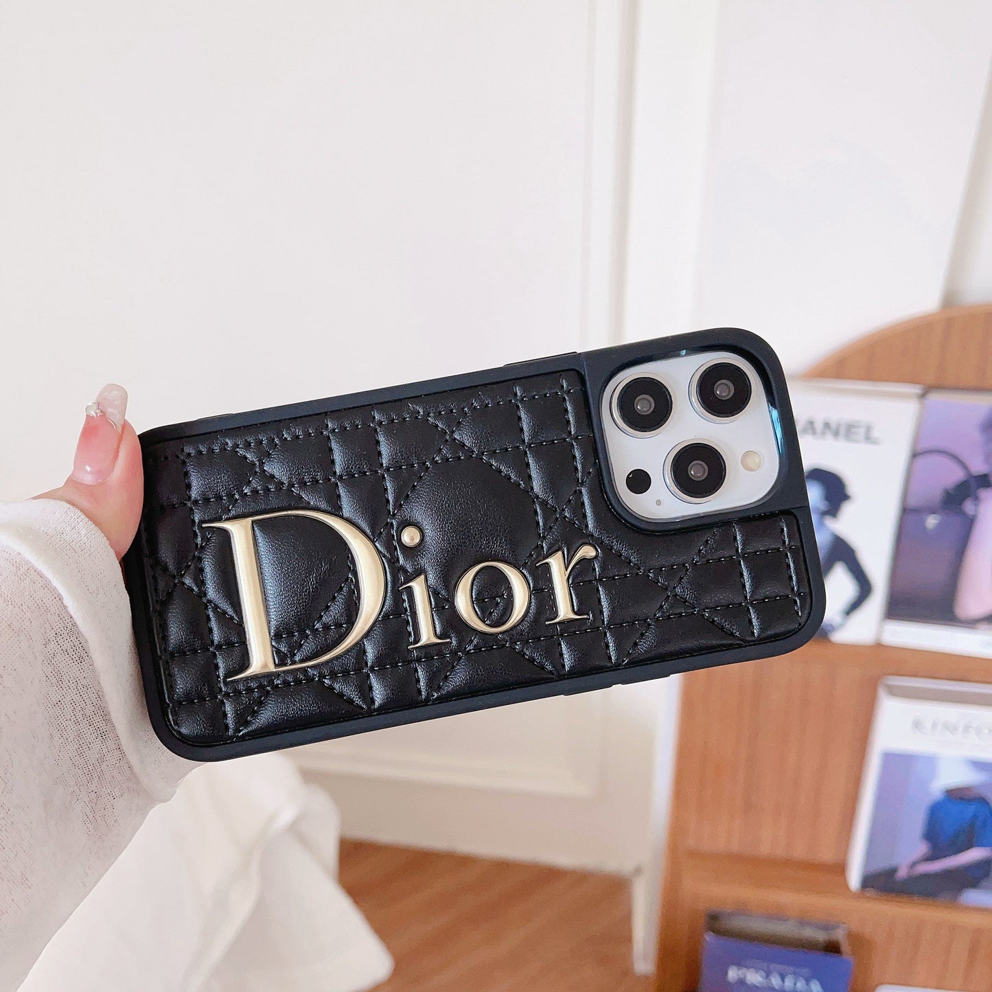 Custodia per iPhone in pelle con logo dorato alla moda
