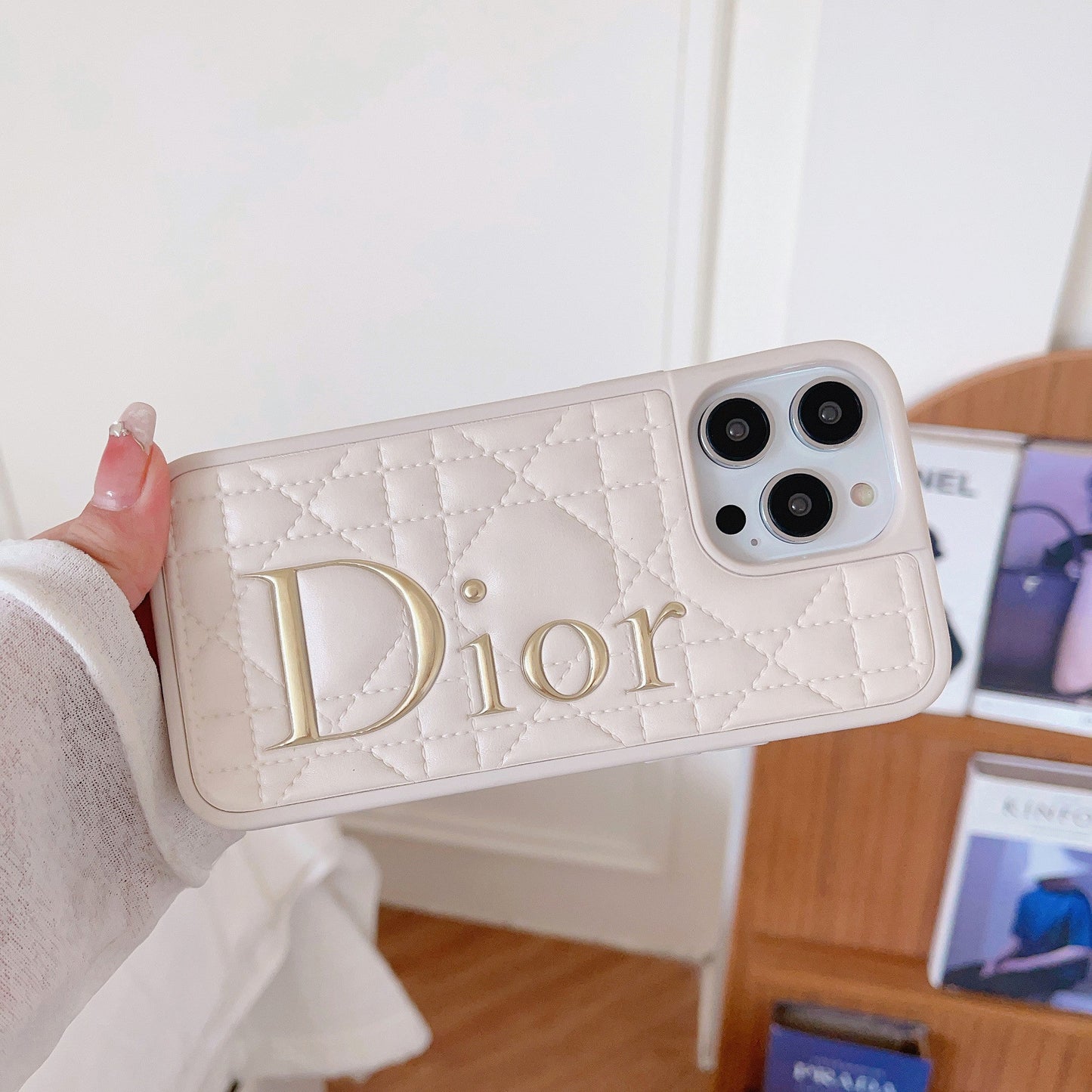 Custodia per iPhone in pelle con logo dorato alla moda