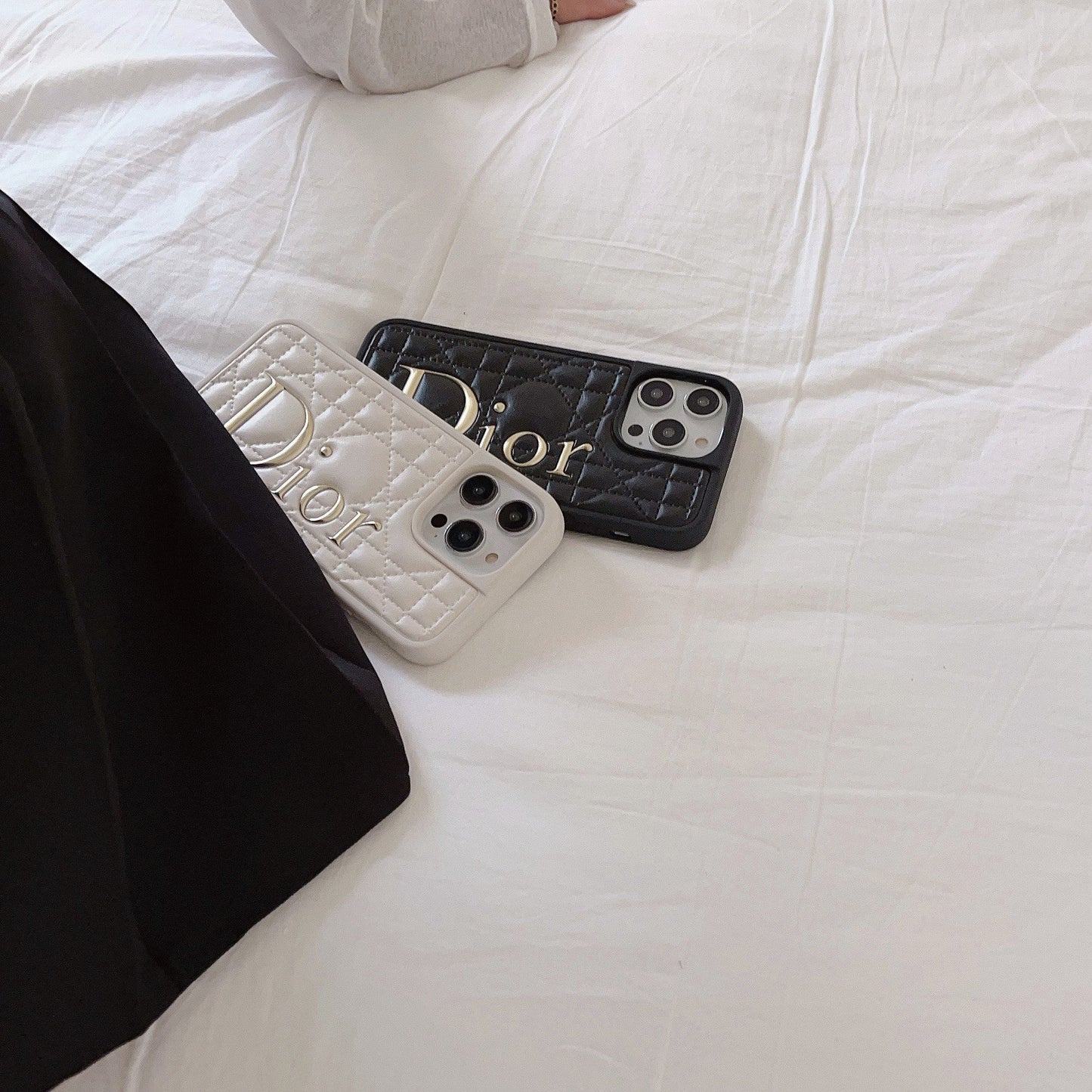 Custodia per iPhone in pelle con logo dorato alla moda