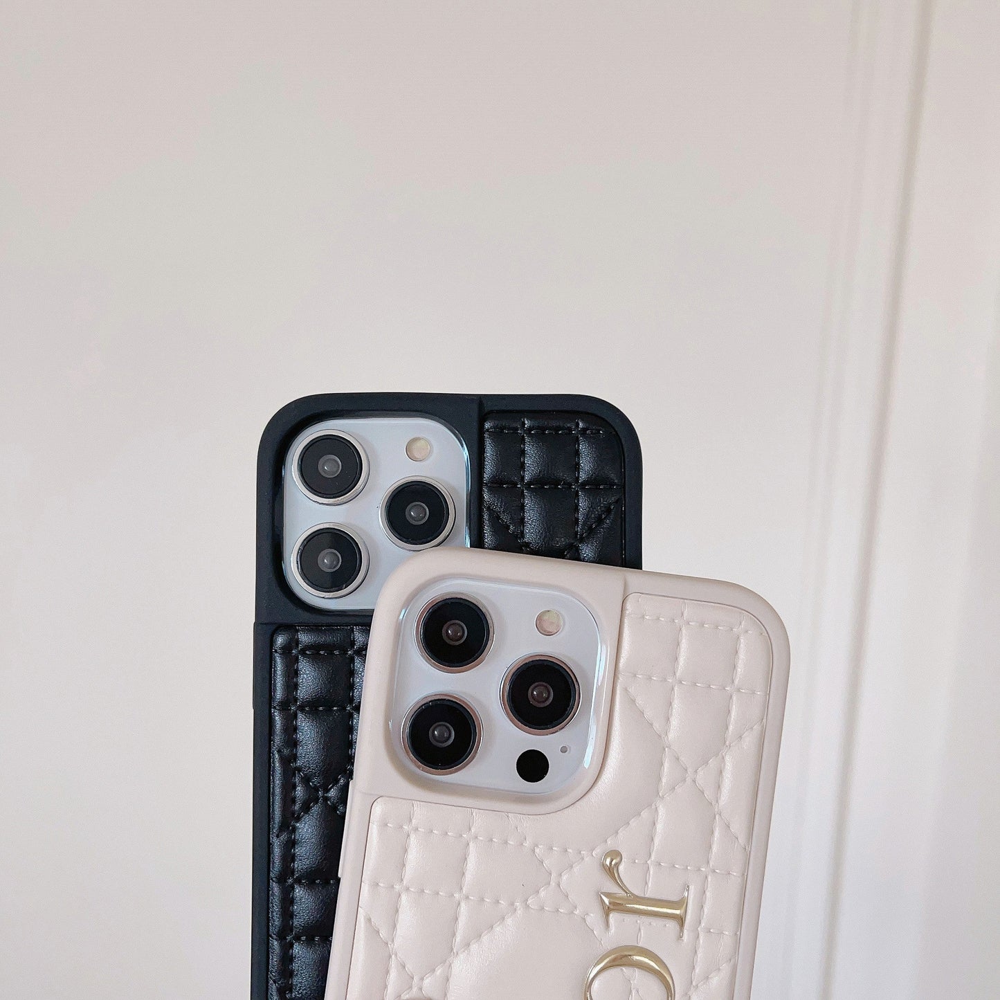 Custodia per iPhone in pelle con logo dorato alla moda