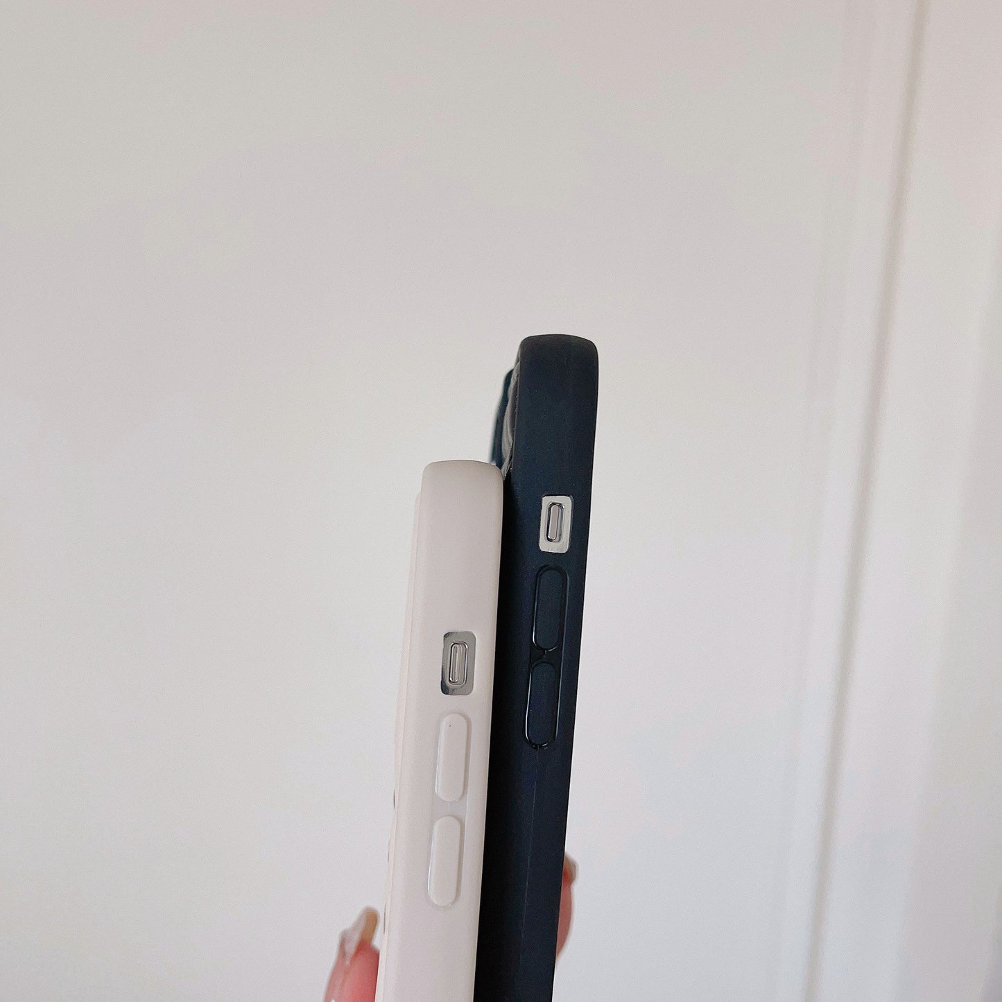 Custodia per iPhone in pelle con logo dorato alla moda
