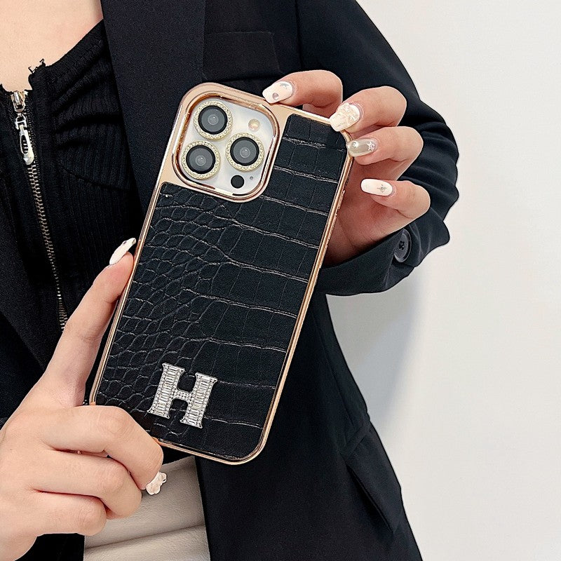 Klasické pouzdro na iPhone z růžového zlata s diamantovým logem