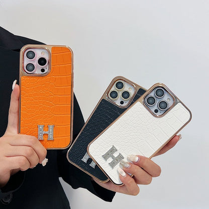 Klasické pouzdro na iPhone z růžového zlata s diamantovým logem