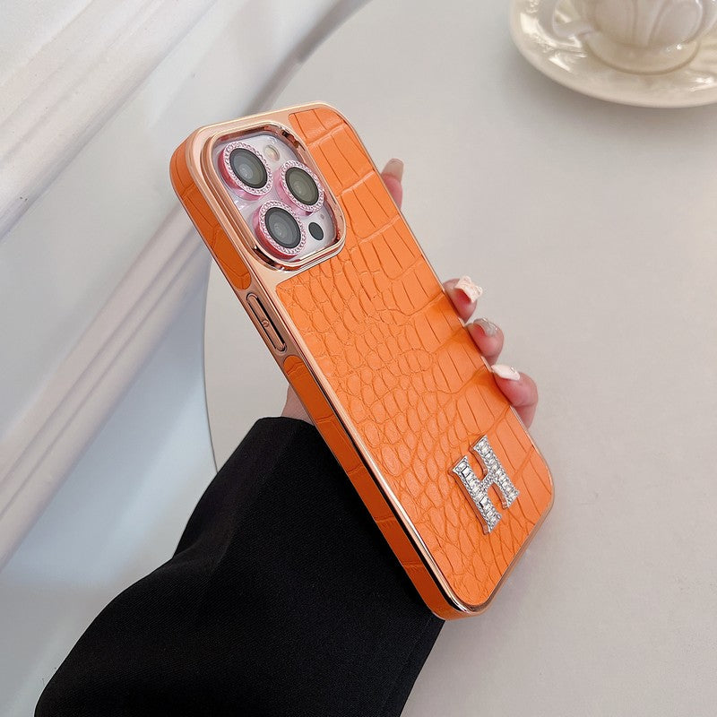 Klasické pouzdro na iPhone z růžového zlata s diamantovým logem