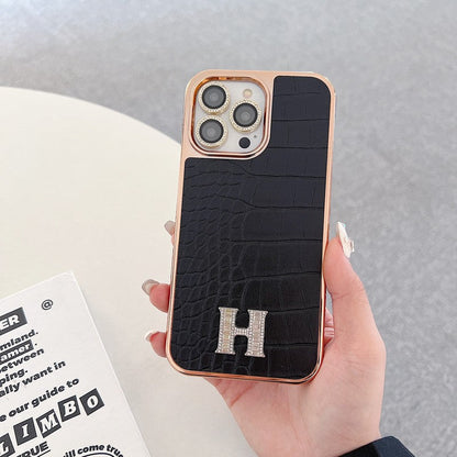 Klasické pouzdro na iPhone z růžového zlata s diamantovým logem