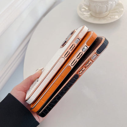 Klasické pouzdro na iPhone z růžového zlata s diamantovým logem