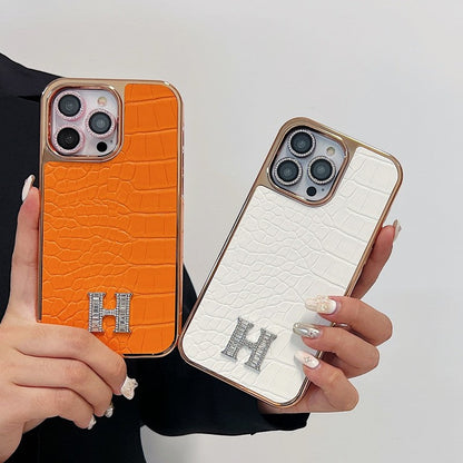 Klasické pouzdro na iPhone z růžového zlata s diamantovým logem