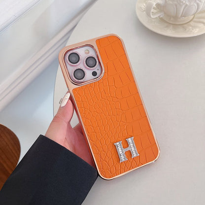 Klasické pouzdro na iPhone z růžového zlata s diamantovým logem