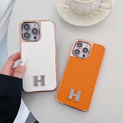 Klasické pouzdro na iPhone z růžového zlata s diamantovým logem