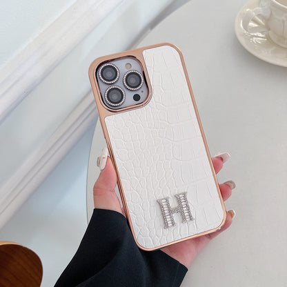 Klasické pouzdro na iPhone z růžového zlata s diamantovým logem
