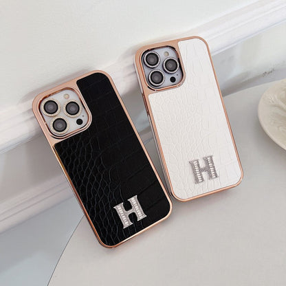 Klasické pouzdro na iPhone z růžového zlata s diamantovým logem