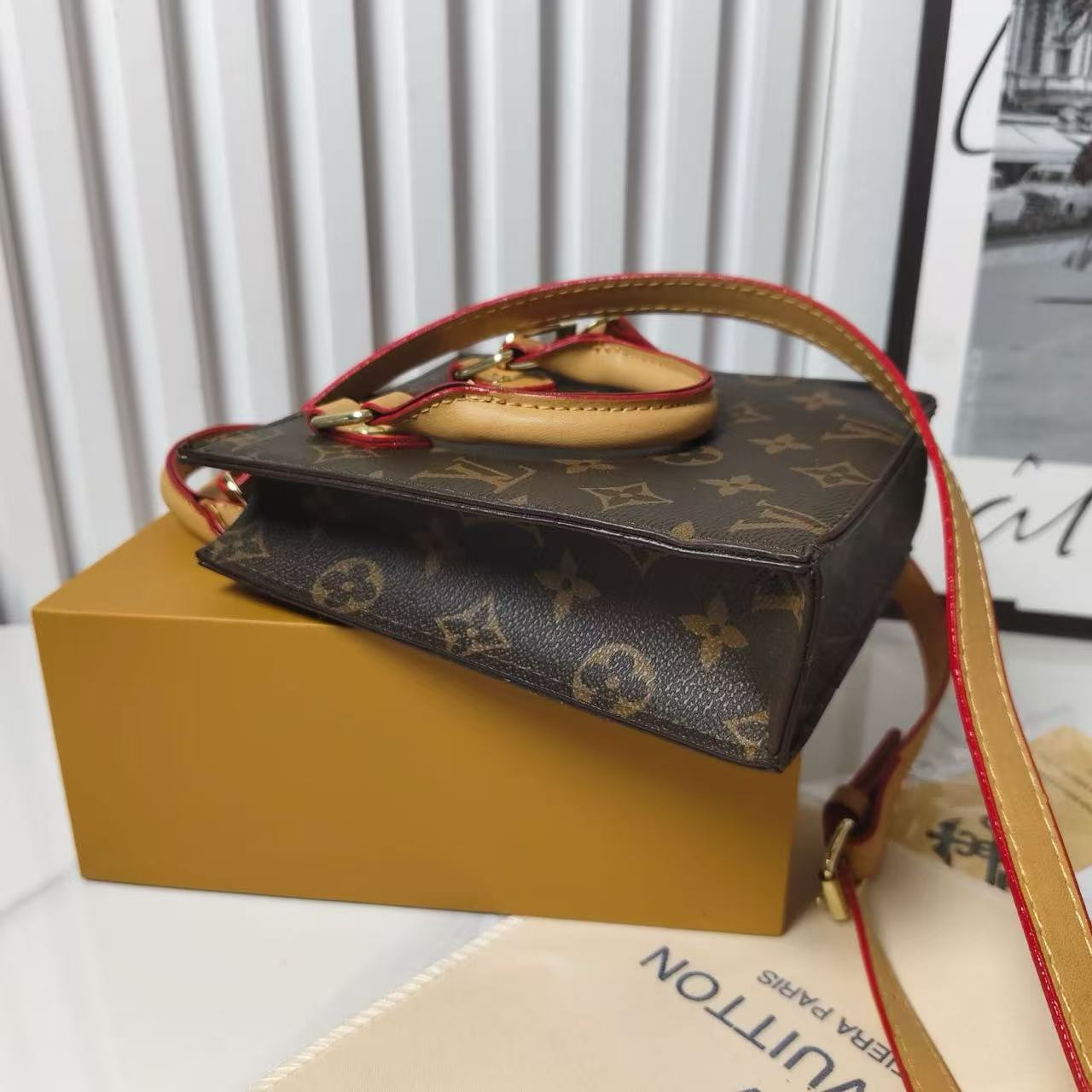 Klasická kabelka s crossbody popruhem