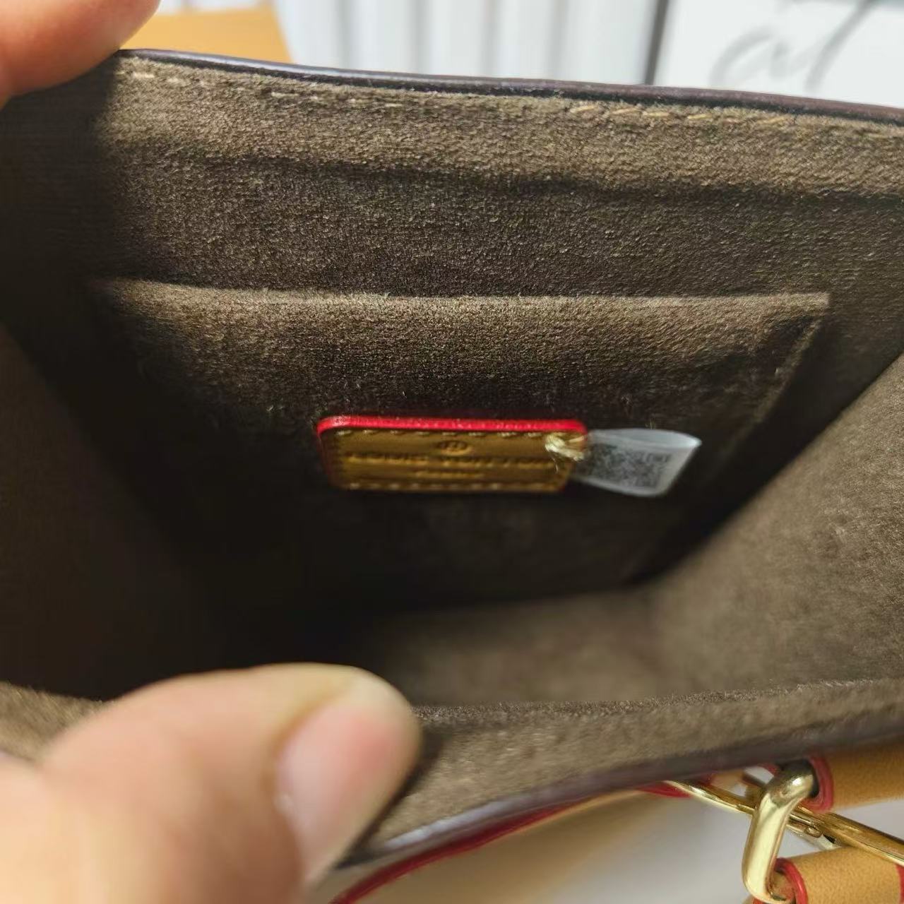Klasická kabelka s crossbody popruhem