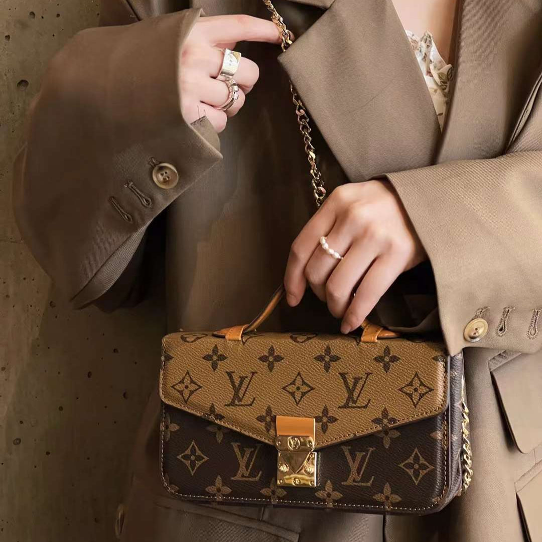 Κινητό τηλέφωνο με χιαστί αλυσιδωτή τσάντα μονόγραμμα