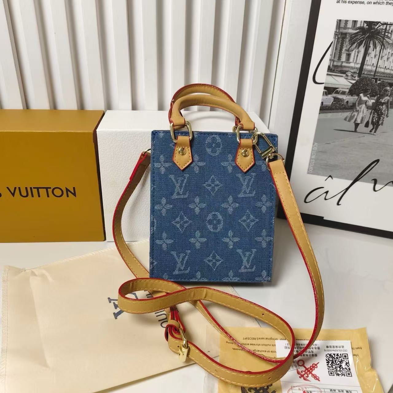 Klasická kabelka s crossbody popruhem