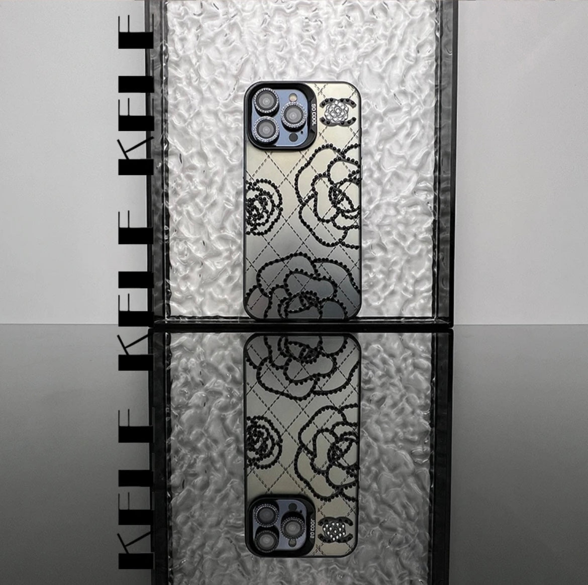 حافظة آيفون مستوحاة من الكاميليا بتصميم فريد