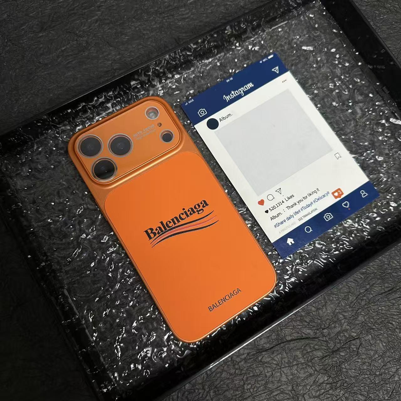 Balenciaga-Inspired Neamhlonrach Cás iPhone Cosanta le Cosaint Lionsa Iomlán