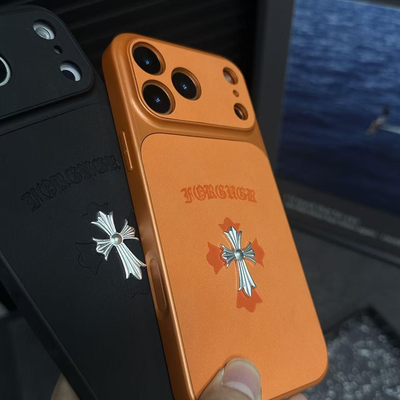 حافظة iPhone جلدية بتصميم قلوب كروم