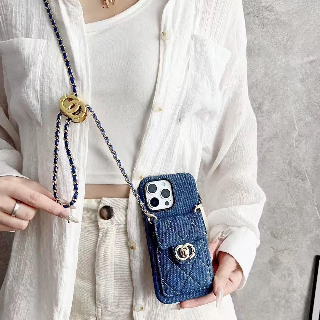 Prošívané pouzdro na iPhone Crossbody s řetízkovým popruhem & Kapsa na kartu