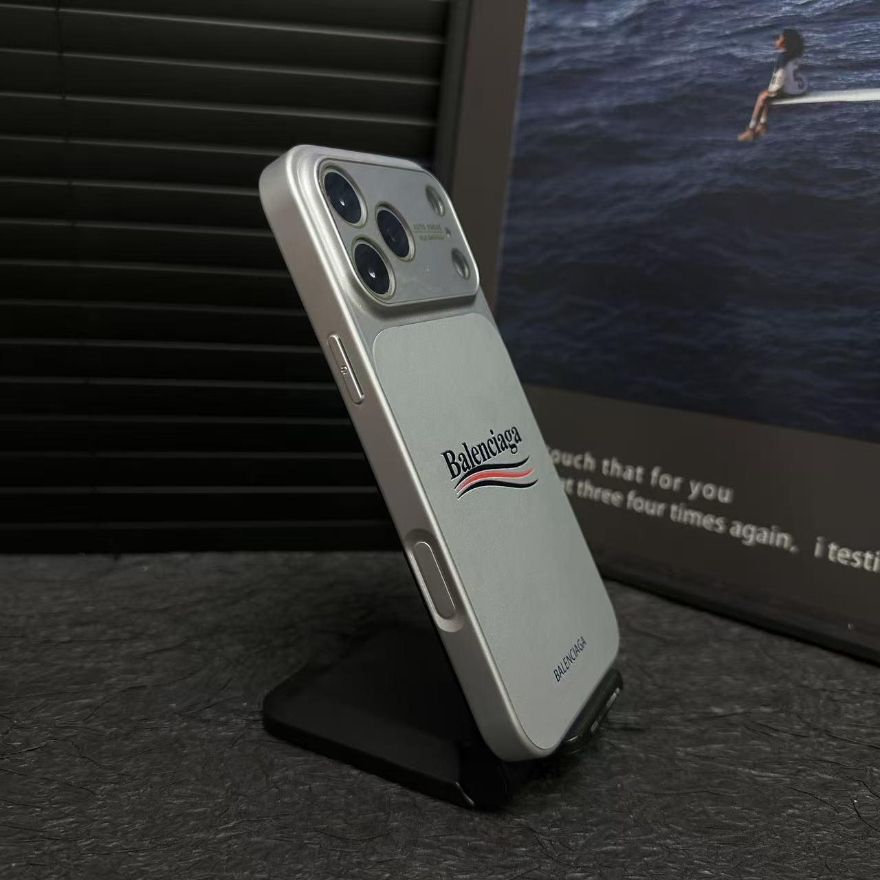 Balenciaga-Inspired Neamhlonrach Cás iPhone Cosanta le Cosaint Lionsa Iomlán