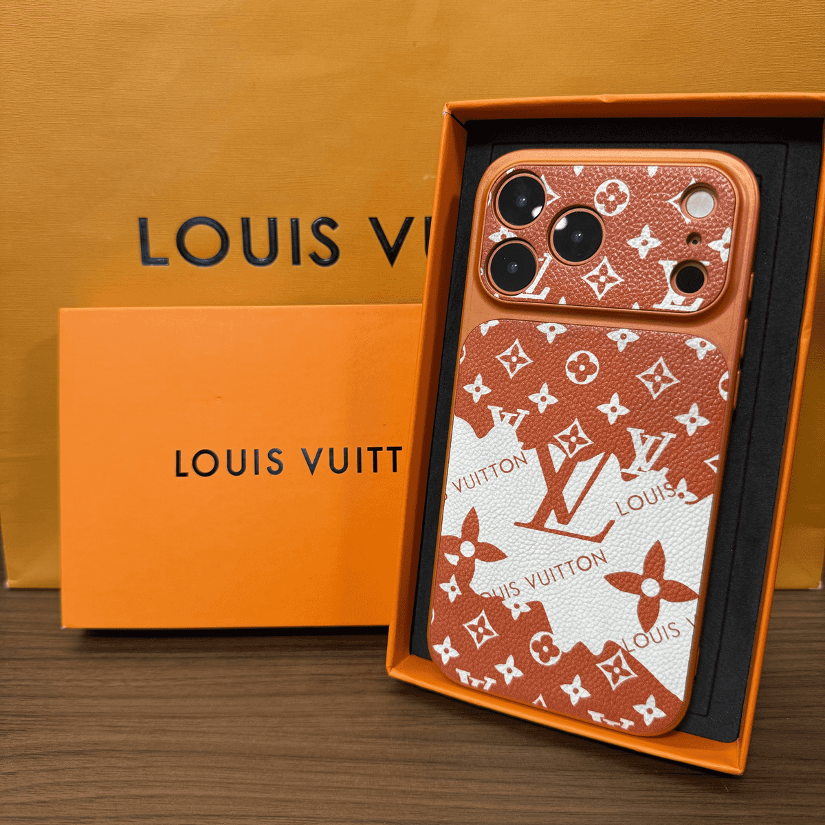 IPhone-Hülle aus Leder mit Monogramm im Illustrationsstil