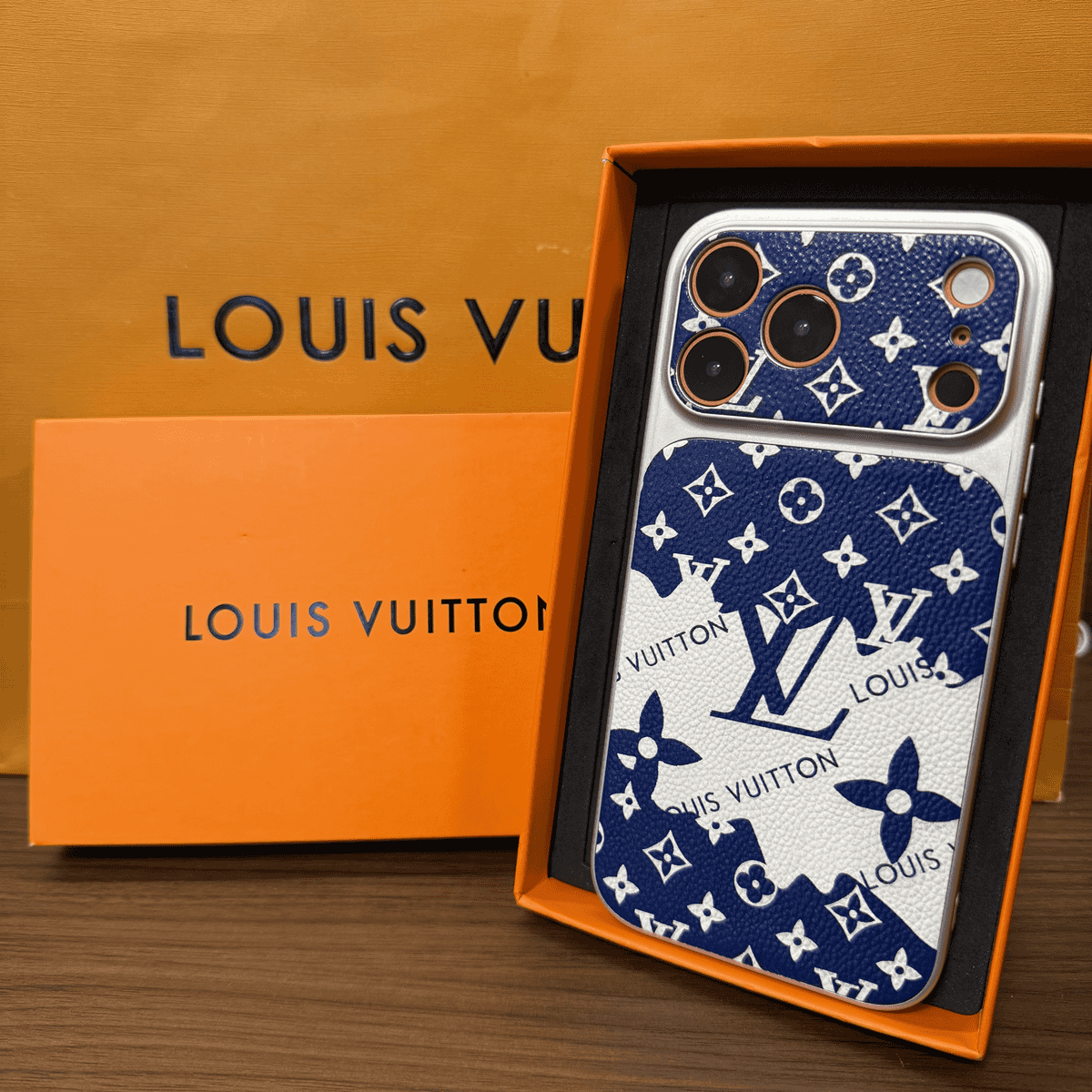 IPhone-Hülle aus Leder mit Monogramm im Illustrationsstil