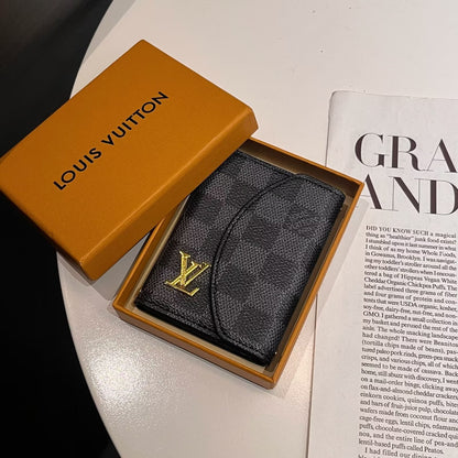 Colección de carteras compactas con monograma inspiradas en Lou & GG de lujo