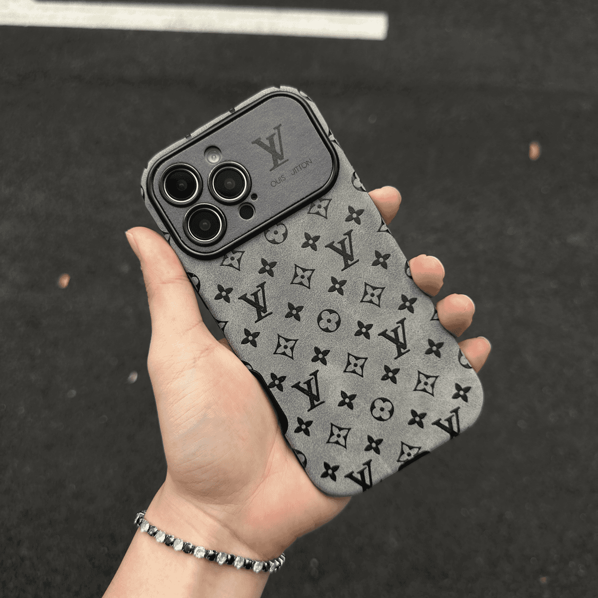 Capa luxuosa de couro marrom para iPhone de cor preta